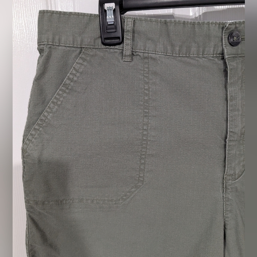 Eddie Bauer Medium Green Sage Ripstop Casual Shorts in Size 14 - Picture 2 of 12